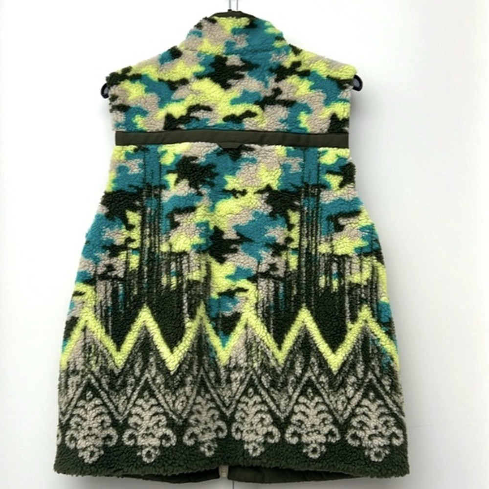 PILCRO ANTHROPOLOGIE | Sherpa Teddy Vest Lime green & Abstract Forest Camo Print - Picture 6 of 9